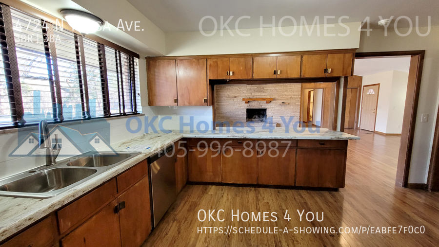 Large mid-century modern in Bush Hills 4th Addition - 3 bed, 3 bath! property image