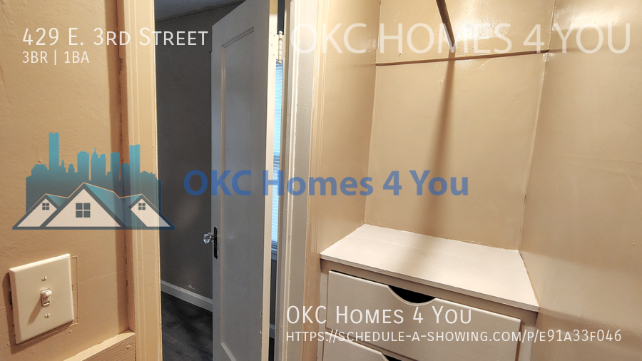 3 Bedroom, 1 Block South of UCO property image