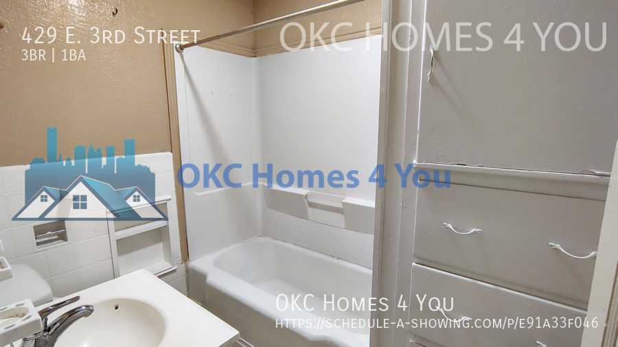 Start The New Year Here! 3 Bedroom, 1 Blk. So.of UCO property image